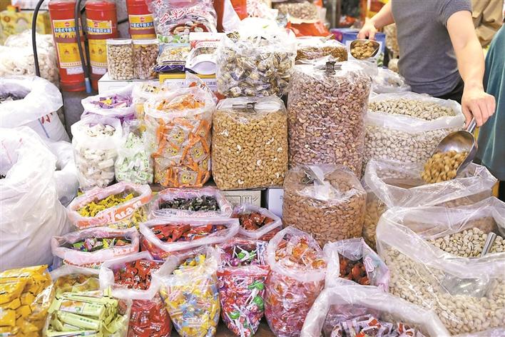 留深过年购农副产品 春节不打烊备货足，水果价格平稳补品市场旺